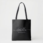 Bolsa Tote Bridesmaid Gift - Preto Personalizado<br><div class="desc">Esta mala acessória da Bridesmaid apresenta uma tipografia de script branco manuscrito com oscilações em um fundo preto. Apresente suas damas de honra com um saco de tote para pequenos itens tradicionalmente apresentados no janto de ensaio,  para uso no início da manhã antes do casamento.</div>