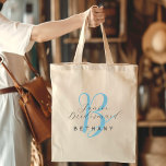 Bolsa Tote Bridesmaid Monograma Azul Aqua Inicial<br><div class="desc">Saco de Bridesmaid com título, nome e monograma inicial. Sacos-presentes de noivas simples e elegantes, personalizados. Inclua seu nome, título e nome principal. O texto está em tons de cinza com o título, "Junior Bridesmaid", "Bridesmaid", "Maid / Matron of Honor" em roteiro. O nome dela está impresso em letras maiúsculas....</div>