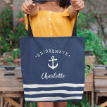 Bolsa Tote Bridesmaid náutica personalizada<br><div class="desc">Bolsa de tema náutico cômodo para as suas damas de ponte em azul marinho clássico apresenta uma ilustração de âncora de navio branco com "bridesmate" curvada sobre o topo. Personalize com o nome de cada dama de bridesmaid em letra de script de pincel branco. Uma trio de listras brancas ao...</div>