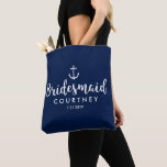 Bolsa Tote Bridesmaid Personalizada de Casamento de Âncora Ná<br><div class="desc">Surpreenda suas madrinhas com este saco de tote personalizado com um design náutico com uma âncora branca colocada contra um fundo marinho. Personalize adicionando seu nome e sua data de casamento. Excelente para os bens essenciais do casamento: maquiagem, calçados e roupas extras, água, etc. O saco perfeito para um casamento...</div>