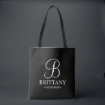 Bolsa Tote Bridesmaid Personalizada Elegante Preta e Branca<br><div class="desc">Donativos Personalizados Elegantes de Bridesmaid Pretos e Brancos com um monograma personalizado em estilo de letra elegante com nome e título da madrinha em estilo de letra de serifa clássico. Também perfeito para Madrinha de casamento,  Flor Girl,  Mãe da Noiva e muito mais.</div>