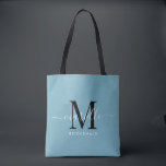 Bolsa Tote Bridesmaid Presente Branco Monograma Preto Dusty A<br><div class="desc">Esta mala de tote da Bridesmaid apresenta um monograma tipográfico branco e preto escrito à mão com cinzas num fundo azul empoeirado. Apresente suas madrinhas com um bolsa para os artigos de carregando no dia do casamento,  e tradicionalmente apresentadas no janto de ensaio ou antes.</div>