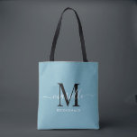 Bolsa Tote Bridesmaid Presente Branco Monograma Preto Dusty A<br><div class="desc">Esta mala de tote da Bridesmaid apresenta um monograma tipográfico branco e preto escrito à mão com cinzas num fundo azul empoeirado. Apresente suas madrinhas com um bolsa para os artigos de carregando no dia do casamento,  e tradicionalmente apresentadas no janto de ensaio ou antes.</div>