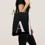 Bolsa Tote Bridesmaid Preta e Escamoteada do Monograma Contem<br><div class="desc">Contemporâneo. Preto e esbranquiçado. Monograma. Casamento. Presente de madrinha.</div>