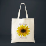 Bolsa Tote Bridesmaid Russe Flor Sunflower Personal<br><div class="desc">Casamento Russo De Girassol, Bridesmaid Tote Bag. Um girassol amarelo brilhante é o pano de fundo para esta roupa de Bridesmaid Bag. A design tem um toque rústico. Todas as informações são facilmente alteradas para a sua mala pessoal da Bridesmaid Tote. Brilhante e convidativo, excelente favor de casamento da Bridesmaid....</div>