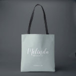 Bolsa Tote Bridesmaids Personalizados de Script Moderno<br><div class="desc">Tote Bag Personalizada por Bridesmaids do moderno script, com o nome personalizado da madrinha em estilo de letra branco do script moderno, com título e data de casamento no estilo de letra sans serif moderno em fundo verde sage. Também perfeito para Madrinha de casamento, Flor Girl, Mãe da Noiva e...</div>