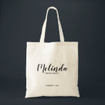 Bolsa Tote Bridesmaids Personalizados de Script Moderno<br><div class="desc">Tote Bag Personalizada por Bridesmaids de Script Moderno, com o nome personalizado da madrinha em estilo de fonte preto moderno com título e data de casamento no estilo de fonte sans moderno. Também perfeito para Madrinha de casamento, Flor Girl, Mãe da Noiva e muito mais.</div>