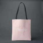 Bolsa Tote Bridesmaids Personalizados de Script Moderno<br><div class="desc">Adicione um toque pessoal ao seu casamento com madrinhas personalizadas. Este saco apresenta o nome personalizado da dama de honra no estilo de letra branco do script moderno e o monograma no estilo de letra do script moderno cor-de-rosa pincelado como fundo com o título e a data do casamento no...</div>