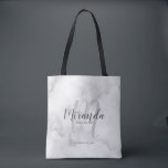 Bolsa Tote Bridesmaids Personalizados de Script Moderno<br><div class="desc">Adicione um toque pessoal ao seu casamento com madrinhas personalizadas. Este saco apresenta o nome personalizado da dama de honra no estilo de fonte do script moderno da cinza e monograma no estilo de fonte moderno do script da cinza clara como fundo com título e data de casamento no estilo...</div>