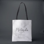Bolsa Tote Bridesmaids Personalizados de Script Moderno<br><div class="desc">Tote Bag Personalizada por Bridesmaids de Script Moderno com o nome personalizado da madrinha no estilo de fonte moderno de script de cinza com título e data de casamento no estilo de fonte sans moderno em fundo branco de mármore. Também perfeito para Madrinha de casamento, Flor Girl, Mãe da Noiva...</div>
