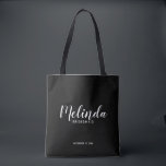 Bolsa Tote Bridesmaids Personalizados Pretos de Script Modern<br><div class="desc">Tote Bag Personalizada por Bridesmaids modernos,  com o nome personalizado da madrinha em estilo de letra branco do script moderno,  com título e data de casamento no estilo de letra sans serif moderno em fundo preto. Também perfeito para Madrinha de casamento,  Flor Girl,  Mãe da Noiva e muito mais.</div>