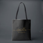 Bolsa Tote Bridesman | Bachelorette de Script Minimalista Mod<br><div class="desc">Este saco acessório da Bridesmaid apresenta uma tipografia de guiões dourados manuscritos com baloiços em fundo preto. Apresente suas damas de honra com um saco de tote para pequenos itens tradicionalmente apresentados no janto de ensaio,  para uso no início da manhã antes do casamento.</div>