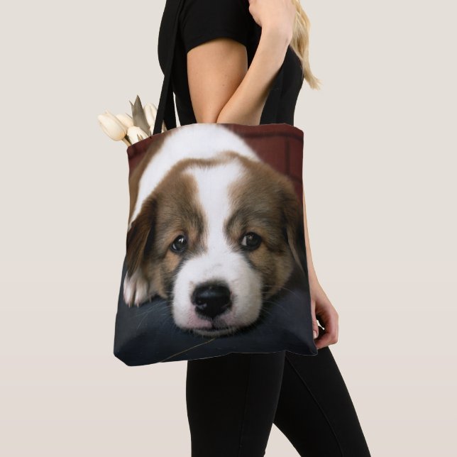Bolsa Tote Brown bonito e filhote de cachorro branco (Close Up)