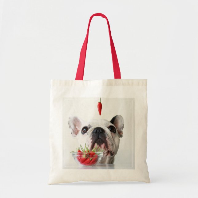 Bolsa Tote Buldogue francês que olha uma pimenta vermelha (Frente)