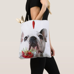Bolsa Tote Buldogue francês que olha uma pimenta vermelha