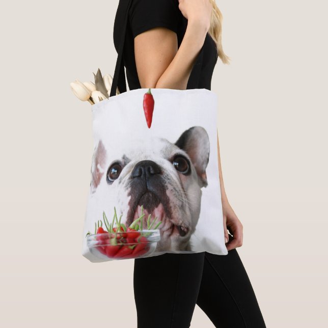 Bolsa Tote Buldogue francês que olha uma pimenta vermelha (Close Up)