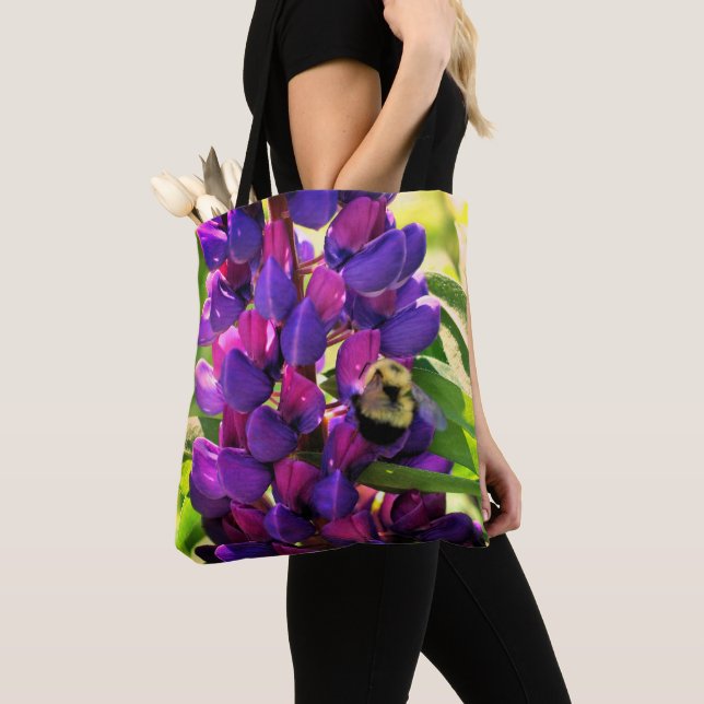 Bolsa Tote Bumble Bee Na Flor De Lupina Selvagem Feche (Close Up)