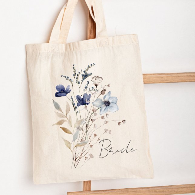 Bolsa Tote Buquê de Flores Azuis Elegantes Monogramadas (Close up)