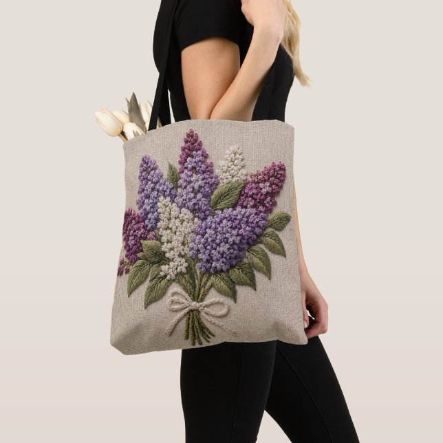 Bolsa Tote Buquê de Lilás Bordado – Linho de Bordado Falso (Close Up)