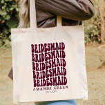 Bolsa Tote Burgundy Retro Boho Personalizado Bachelorette<br><div class="desc">Procurando as malas de tote personalizadas perfeitas para sua próxima festa de solteira? Não olhe mais do que esta mala de tote de solteira personalizada. Esta bolsa de tote é perfeita para carregando de todas as suas necessidades no seu grande dia. Além disso, é o presente perfeito para as damas...</div>