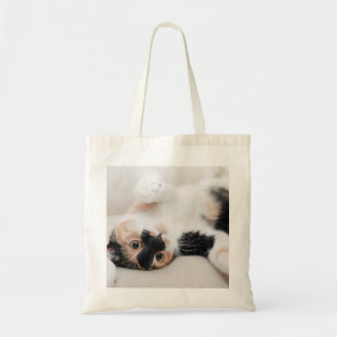 Bolsa Tote Calico Cat Lay nas costas com patas