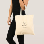 Bolsa Tote Caligrafia, Negra e Branca de Bridesmaid<br><div class="desc">Esta bolsa de tote de damas de honra preto e branco é o presente perfeito para apresentar suas damas de honra e madrinha de casamento para um casamento rústico. O design simples e elegante apresenta a tipografia de scripts clássicos e ricos em preto e branco.</div>