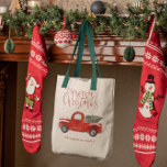 Bolsa Tote Caminhão Vermelho Vintage| Monograma de Natal Fami<br><div class="desc">Celebre a temporada com este bolsa de Natal da família apresentando um caminhão vermelho vintage e uma árvore de Natal. Personalize com seu nome de família para torná-lo seu único saco de Natal. Perfeito para reuniões de Natal de família, festas de férias e muito mais. Divertido, festivo com uma vibração...</div>