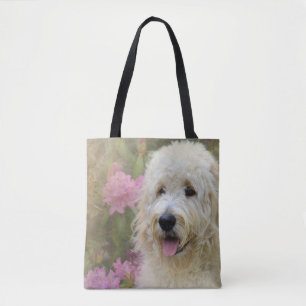 Bolsa Tote cão do goldendoodle no jardim do hydrangea