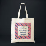 Bolsa Tote Casamento de Destino Boas-vindas EUA AMERICA Perso<br><div class="desc">Um presente excelente de boas-vindas para seus convidados no seu casamento de destino AMERICANO. O design mostra o sinalizador dos EUA em um padrão de tiled e um painel central onde você pode personalizar sua saudação, evento e adicionar seu(s) nome(s) ou texto. Apresente Ideal Obrigado quando você adiciona informação de...</div>