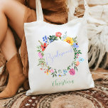 Bolsa Tote Casamento de Script Bridesmaid de Flor Selvagem<br><div class="desc">Bolsa de Casamento de Bridesmaid de Flor Selvagem. O presente perfeito para a sua festa noiva! A bolsa de tote da Bridesmaid de Flor Selvagem apresenta texto personalizado que pode ser personalizado com o nome da sua Bridesmaid. Deve ter acessório para a festa de solteira e o fim de semana...</div>