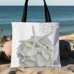Bolsa Tote Casamento de White Beach Starfish Hydrangea Bem-vi<br><div class="desc">Bem-vindos ao nosso grande bolsa de casamento. Saco grande com estrela branca do mar e design de flor de hydrangea. Parte da linha de design do Jardim da Seside, este favor de casamento útil contém dois lugares para o seu texto. O texto de exemplo é um breve "bem-vindo ao nosso...</div>