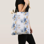 Bolsa Tote Casamento Floral Azul Poeira Branco Dourado<br><div class="desc">Carregue seus pertences com estilo nesta linda bolsa adornada com um design floral suave e romântico em azul poeira,  branco e dourado. Perfeita como lembrança de casamento,  bolsa diária elegante ou presente atencioso,  adiciona um toque de elegância floral a qualquer ocasião.</div>