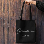 Bolsa Tote Casamento Minimalista de Chic Personalizado por pa<br><div class="desc">Este saco de tote preto,  simples,  padrinho de casamento,  mostra o seu nome debaixo da elegante tipografia branca. Personalize esses presentes elegantes e modernos para seus padrinhos de casamento de casamento para a despedida de solteiro.</div>