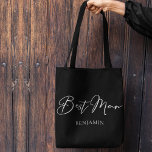 Bolsa Tote Casamento Mínimo Personalizado Da Chic<br><div class="desc">Esta mala de tote preto,  simples e elegante,  mostra o seu nome debaixo da elegante tipografia branca. Personalize esses presentes elegantes e modernos para seu casamento ou despedida de solteiro.</div>