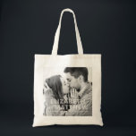 Bolsa Tote Casamento Personalizado Com Tipografia Moderna Bol<br><div class="desc">Adicionar uma foto personalizada. O filtro de fotos é aplicado. A data é a tipografia serifônica ousada. Os nomes noivos e futuros nomes estão na tipografia sans serif.</div>
