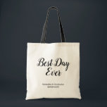 Bolsa Tote Casamento Personalizado no Melhor Dia de Todos<br><div class="desc">Celebre o seu dia especial com a nossa Sacola de Tote Bag personalizada do melhor dia de todos os casamentos, uma lembrança encantadora e prática para os seus convidados. Apresentando a frase "Melhor Dia de Todos" em um belo e simples roteiro, esta bolsa de tote é personalizada com seus nomes...</div>