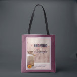 Bolsa Tote Casamento Por País Com Leite Russo De Bridesmaid<br><div class="desc">Mala de tote de damas de honra personalizada com um tema de país rústico. Uma lata velha de leite enferrujante com uma flor de laranja bonito ao lado. Trigo e papoilas vermelhas desbotadas no fundo colocadas sobre um painel de madeira esmaecido. Também personalize com os nomes dos casais e a...</div>