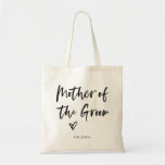 Bolsa Tote Casual Script | Mãe Simples Chic do Almoço<br><div class="desc">Esta bolsa de presente do na moda e partido chic bridal apresenta uma tipografia moderna, casual, de guião preta, que diz "Mãe do Chalé", e um coração moderno e rabiscado, com seu nome em texto simples e ousado. O perfeito presente de casamento elegante para toda a sua festa de casamento....</div>