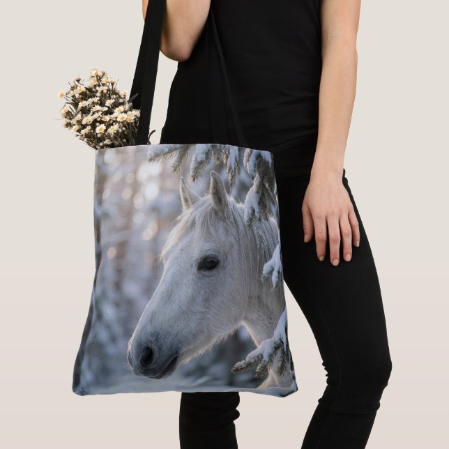 Bolsa Tote Cavalo Branco de Inverno em Árvore de Pinheiro Nev (Close Up)