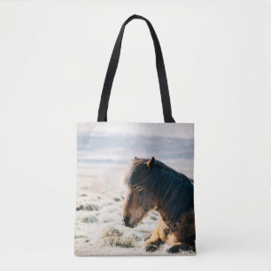 BOLSA TOTE CAVALO MARAVILHOSO SENTADO NA GRAMA PERTO DA PRAIA