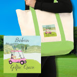 Bolsa Tote Cena de Golfe Fresca Rosa Nome do Carrinho Golfinh<br><div class="desc">Um toque de humor de golfe para a garota-amiga na sua vida, que se divertirá com este — um carrinho de golfe divertido para o amante do golfe que gosta de brincar com estilo — ou que ama jogar — personalizado com o primeiro nome. Ou, pegue um para você e...</div>