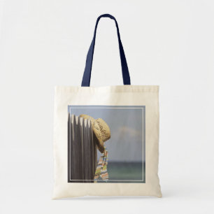Bolsa Tote Chapéu de palha que pendura na cerca na praia