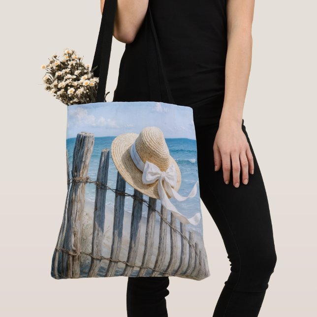Bolsa Tote Chapéu de Verão em uma Estaca de Cerca (Close Up)