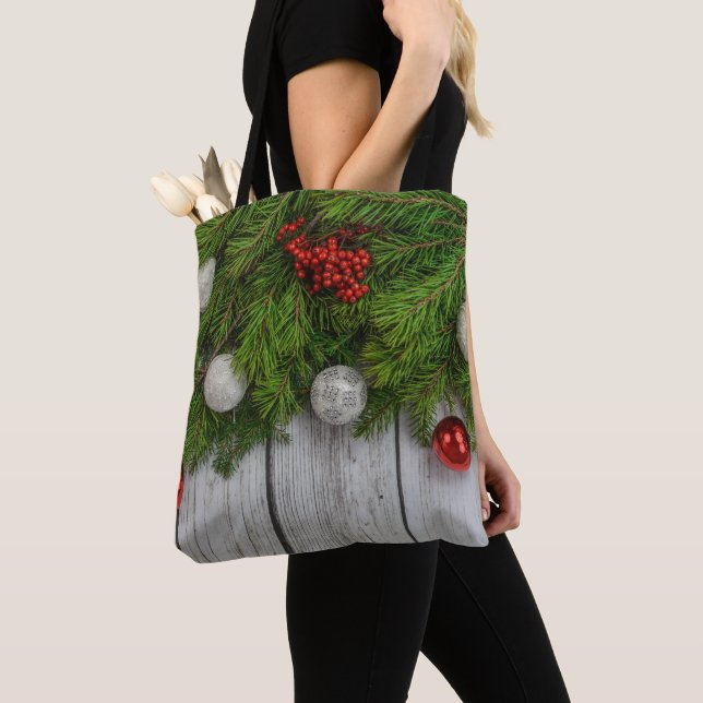 Bolsa Tote Charme Rustic Holiday: Pine, Holly & Baubles (Close Up)