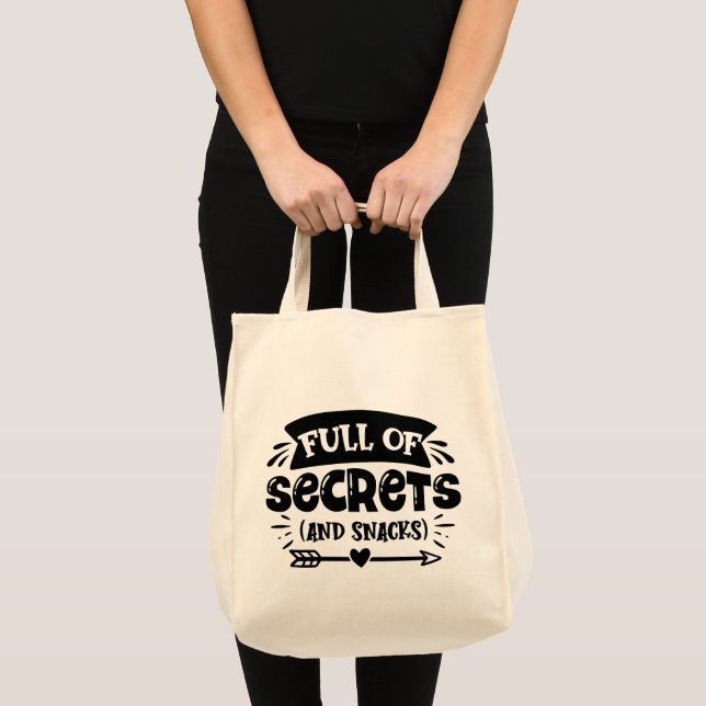Bolsa Tote Cheio de Segredos e Lanches (Frente (produto))