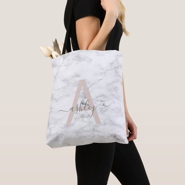 Bolsa Tote Chic Blush White Marble Script Name Monogramo (Close Up)