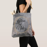 Bolsa Tote Chic Feather Floral Wreath Wedding<br><div class="desc">Penas de prata chic num pano de fundo prateado shimerso combinado com uma coroa floral elegante dourada onde você pode personalizá-la criando vibrações românticas elegantes.</div>