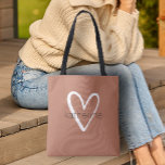 Bolsa Tote Chic Heart Personalised Terracotta<br><div class="desc">Esta bolsa de tote de terracota é personalizada com seu nome em uma simples fonte sobre um grande coração branco. Ideal para você mesmo,  para suas damas de honra,  clube de livros,  presente de graduação,  presente de aniversário,  presente de professor ou qualquer ocasião. Mais cores em nossa loja.</div>