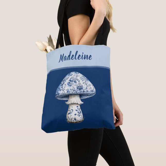 Bolsa Tote Chinoiserie Mushroom iBlue White on Navy Monogram  (Close Up)