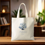 Bolsa Tote Chinoiserie Wedding Tree Motif Bridesmaid ID1094<br><div class="desc">Esta bolsa de tote de orçamento atraente tem a elegância eterno de uma paleta azul e branca clássica, um motif chinês florescente e uma bela caligrafia 'Bridesmaid'. A coleção apresenta padrões sofisticados e delicados motivos inspirados na porcelana tradicional chinesa, criando uma estética refinada e romântica. De convites lindamente projetados para...</div>